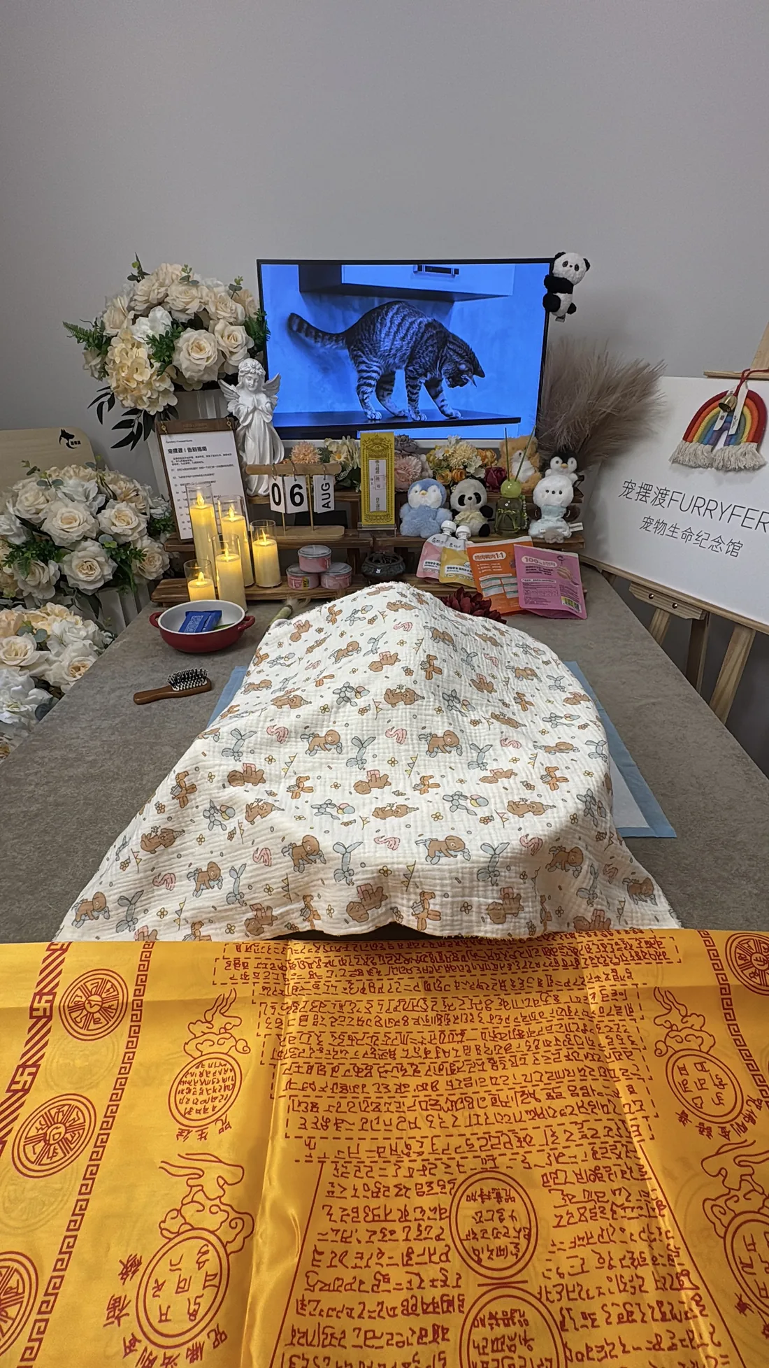 湛江宠物告别仪式中的鲜花与纪念照片